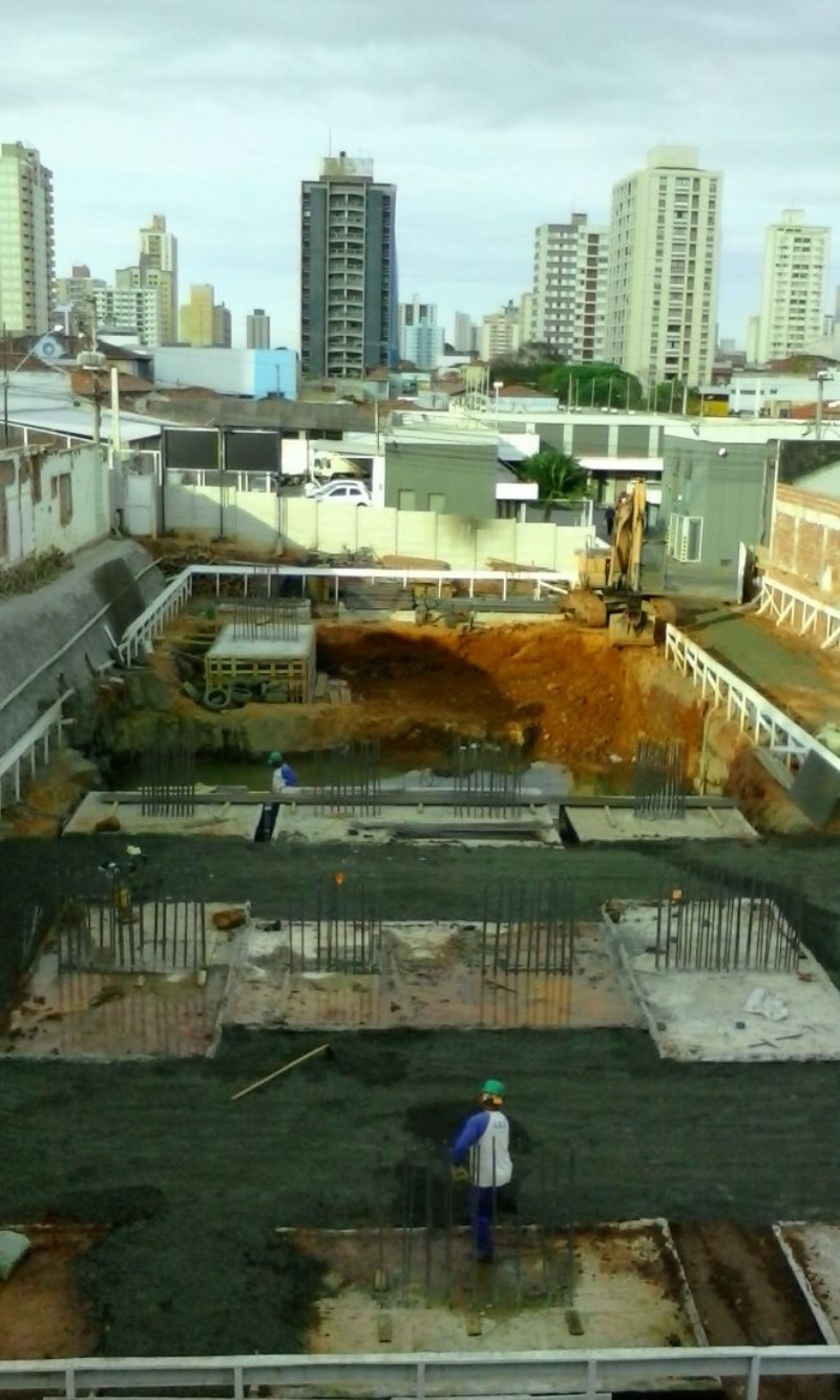 Foto atualizada 10/08 - Sapatas de fundao  e aterro piso subsolo